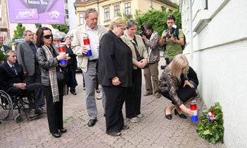 paljenje svijeća na Trgu svibanjskih žrtava (foto:Siniša Kosić/Medijska mreža)