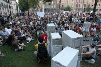 ispred ulaza u Ministarstvo (Foto: Saša Zinaja /Medijska mreža)