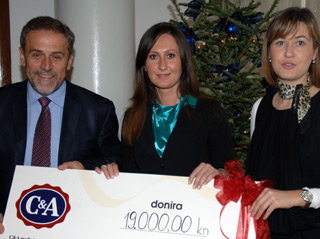 Milan Bandić i donatorice iz C&A (www.zagreb.hr)