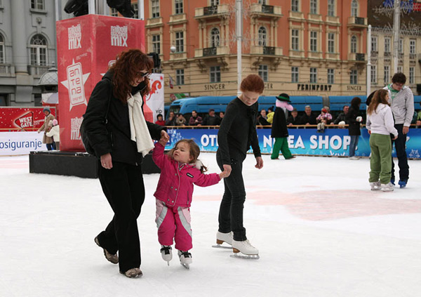 prvi puta na klizaljkama (Foto: Saša Zinaja /Medijska mreža)
