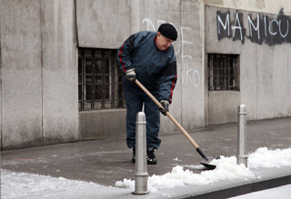 čišćenje pločnika (Foto: Saša Zinaja /Medijska mreže)