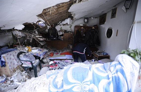 u ruševinama u Heinzelovoj (Foto: Šime Šokota / CROPIX)