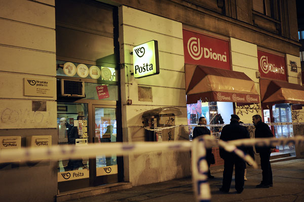 pljačka pošte u Savskoj 17 (Foto: Šime Šokota / CROPIX)