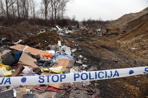 opasan otpad na ilegalnom odlagalištu (Foto: Saša Zinaja /Medijska mreža)