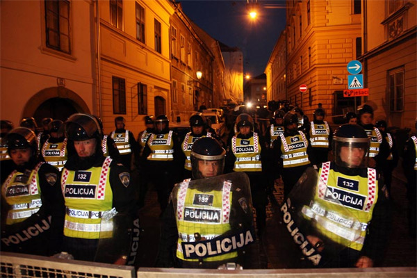 policija na gornjem gradu, 24.02.2011. (Foto: Saša Zinaja /Medijska mreža)