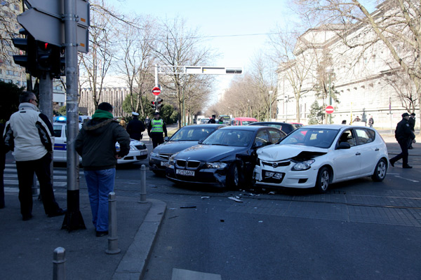 nesreća na Savskoj kod "stambenog" (Foto: Saša Zinaja /Medijks mreža)