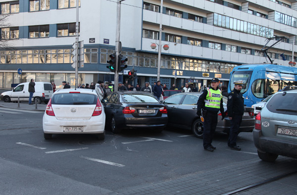 nesreća na Savskoj kod "stambenog" (Foto: Saša Zinaja /Medijks mreža)