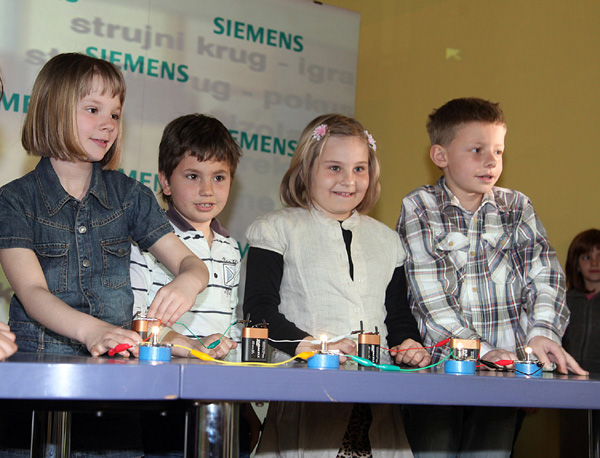 škrinja otkrića za osnovce (Foto: Saša Zinaja /Medijska mreža)