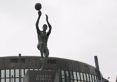 spomenik Draženu Petroviću (Foto: Saša Zinaja /Medijska Mreža)