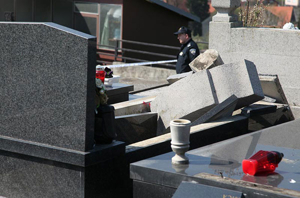 devastacija groblja Gornje Vrapče (Foto: Saša Zinaja /Medijska mreža)