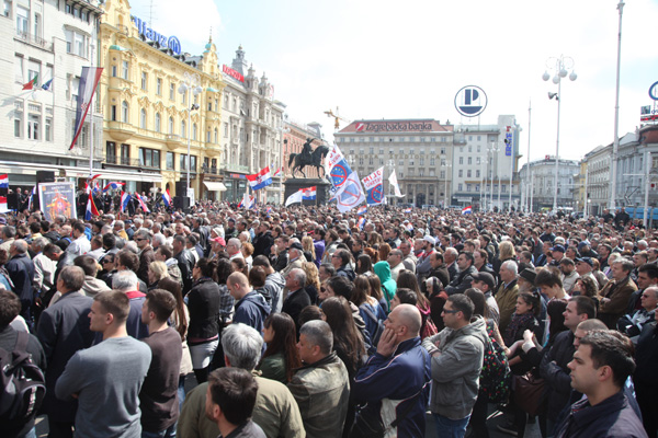 na Trgu nakon izricanja presude (Foto: Saša Zinaja /Medijska mreža)