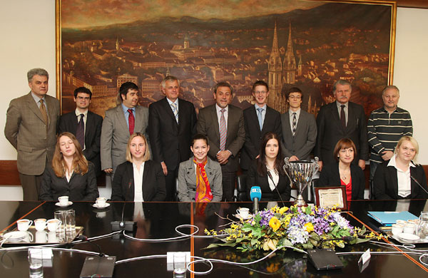 prvonagrađeni studenti prava, profesori i gradski čelnici (Foto: Saša Zinaja /Medijska mreža) prvonagrađeni studenti prava, profesori i gradski čelnici (Foto: Saša Zinaja /Medijska mreža)