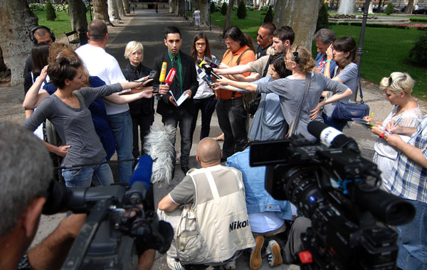 Marko Jurčić s novinarima na Zrinjevcu (Foto: Renato Branđolica /Medijska mreža)