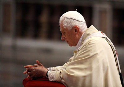 papa Benedikt XVI u molitvi ispred mrtvačkog kovčega Ivana Pavla II