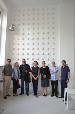 Komisija, u pozadini pobjednička skulptura Zid priča (Foto: www.unizg.hr)