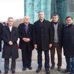 Foto:Predsjednik Gradske skupštine Grada Zagreba Darinko Kosor sudjelovao je u Koloni sjećanja u Vukovaru.      "Pješačiti s građanima iz cijele Hrvatske do Memorijalnog groblja i vraćati se istim putem natrag, svake je godine posebno iskustvo. Bez obzira na sve probleme, najvažnije je odati počast svima onima koji su dali život za Republiku Hrvatsku, prisjetiti se njihove žrtve i razmisliti dajemo li sve od sebe kako bismo im se odužili.", rekao je predsjednik Gradske skupštine.      