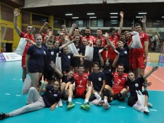 Muška odbojkaška reprezentacija pobjeđuje uz pomoć djece iz Dječjeg doma Zagreb Odbojkaška reprezentacija i djeca iz Dječjeg doma Zagreb
