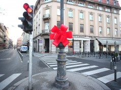 Velike crvene mašne osvanule u središtu Zagreba