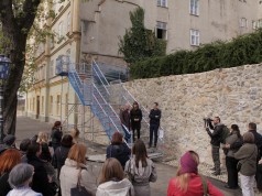 Kako stići od Strossa do Parka Bele IV. za samo jednu minutu?