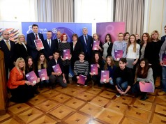 U sklopu akcije „Korak u život“ dodijeljeno 19 stipendija mladim perspektivnim studentima