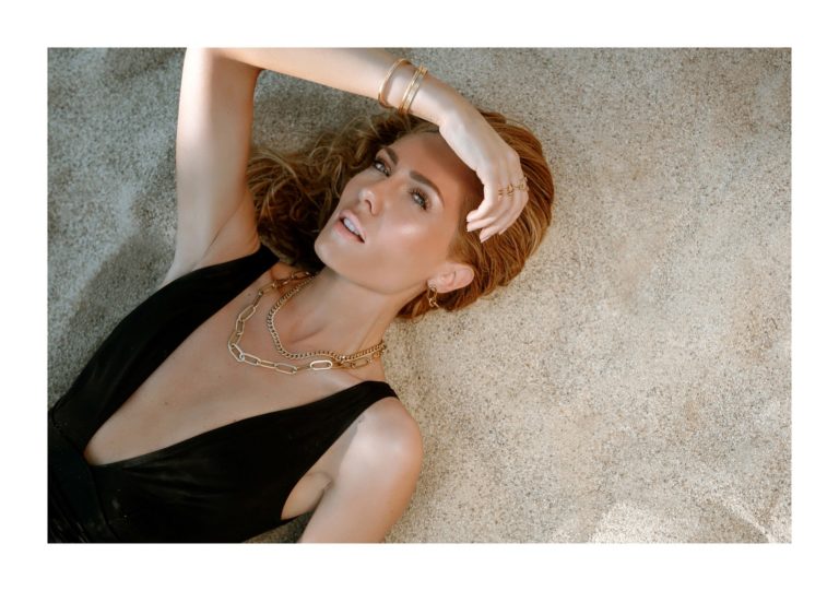 Karat Jewelry prikazuje modernu Femme Fatale