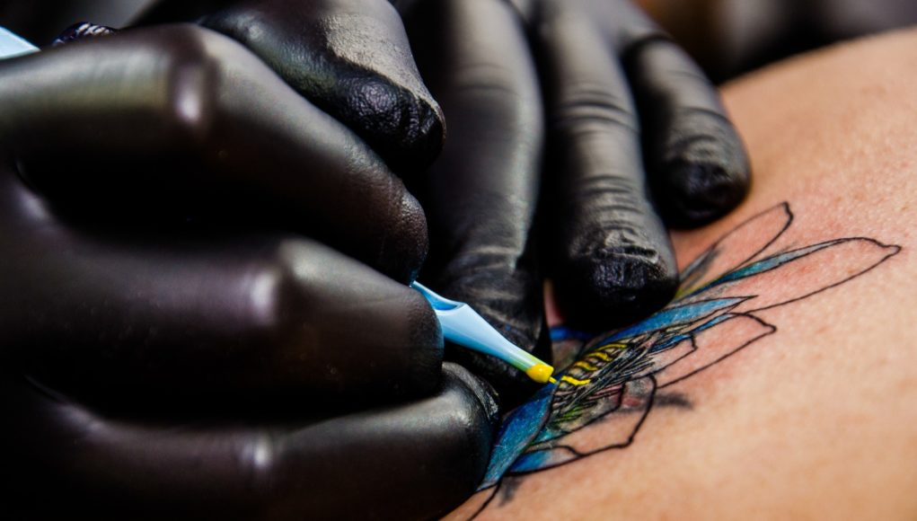 tattoo-artist-556036_1920