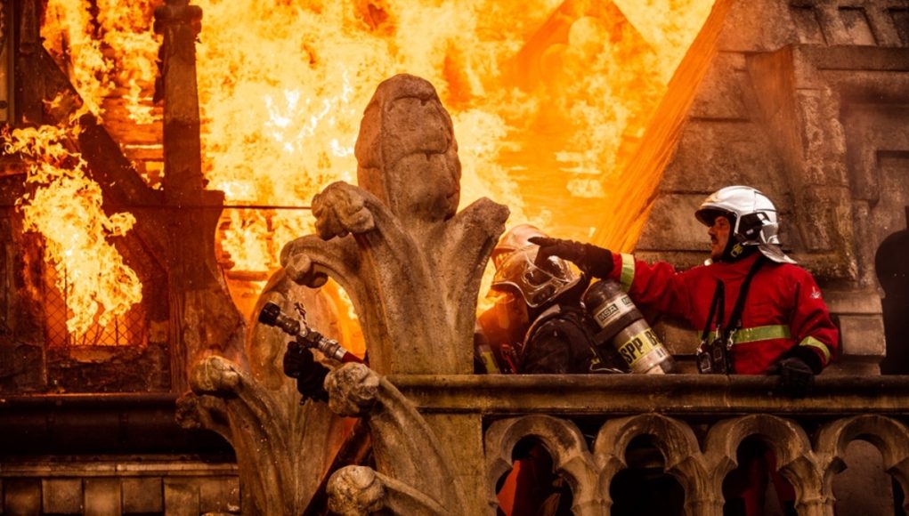 Tournage de Notre Dame de Paris brûle au studio à Bry-sur-Marne.