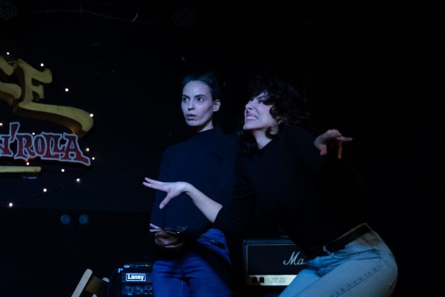 Lana Vatsel i Tea Šimić u predstavi Čistim život (foto Luka Dubroja)