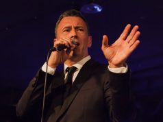 Robert Čolina oduševio publiku koncertom evergreena u Klubu Kazališta Komedija