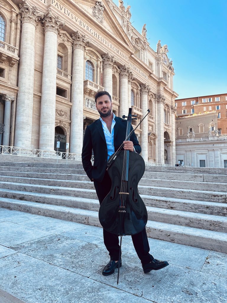 Hauser nastupio pred punim Trgom sv. Petra, uz njega nastupali i Andrea Bocelli i Al Bano