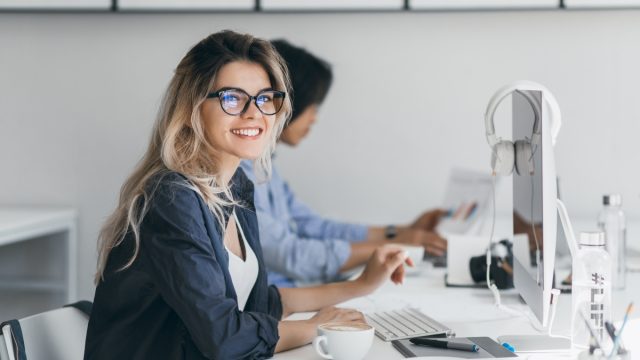 attractive-laughing-freelancer-woman-posing-with-cup-coffee-her-workplace-chinese-student-blue-shirt-works-with-document-campus-with-blonde-friend-glasses (1) posao