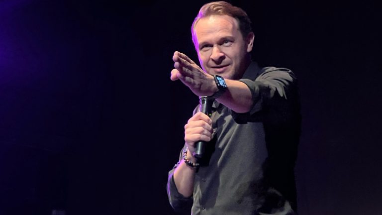 Enis Bešlagić premijerno, uz ovacije publike, izveo prvu samostalnu autorsku predstavu ‘Da sam ja neko’