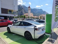 Otvorena prva ultra brza punionica u Gradu Omišu