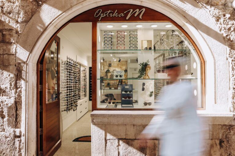 Od prvih naočala do vrhunskog webshopa – Optika M i njihova 20-godišnja priča