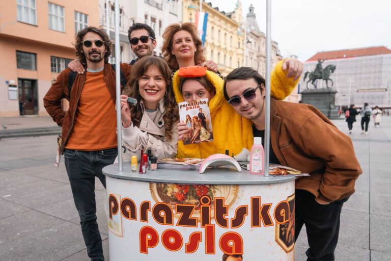 Nina Violić pretvorila Trg bana Jelačića u pozornicu – najavila komediju „Parazitska posla“