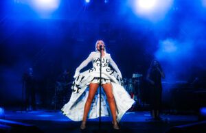 Koncertni styling o kojem se priča: Lepa Brena pretvorila hitove u modni statement. Najfotografiraniji detalj večeri bila je Brenina haljina