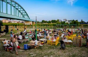 Na Green Riveru sat pokazuje 18:18, 19:19 ili 20:20, ovisno o tome jeste li došli na Art Bazaar, kviz, koncert ili fiš