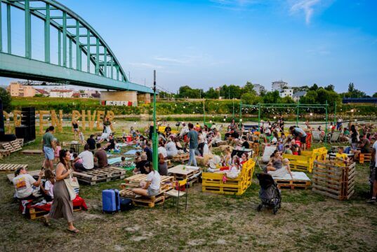 Na Green Riveru sat pokazuje 18:18, 19:19 ili 20:20, ovisno o tome jeste li došli na Art Bazaar, kviz, koncert ili fiš